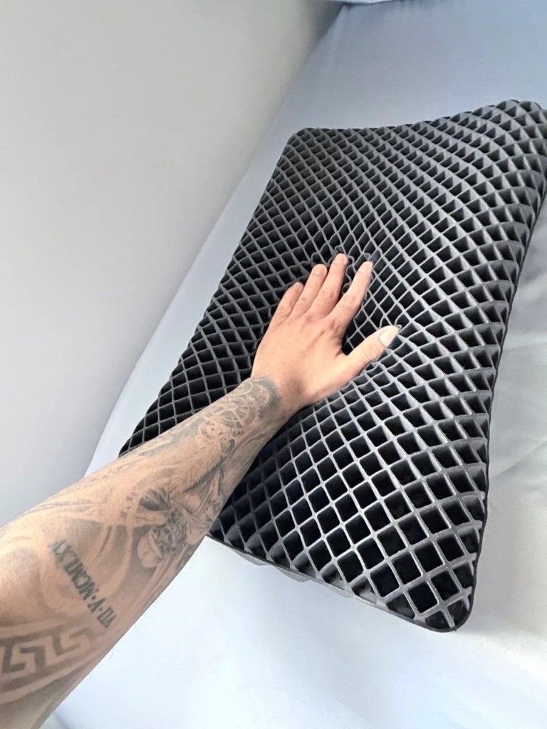 Side sleeper using Latticore pillow